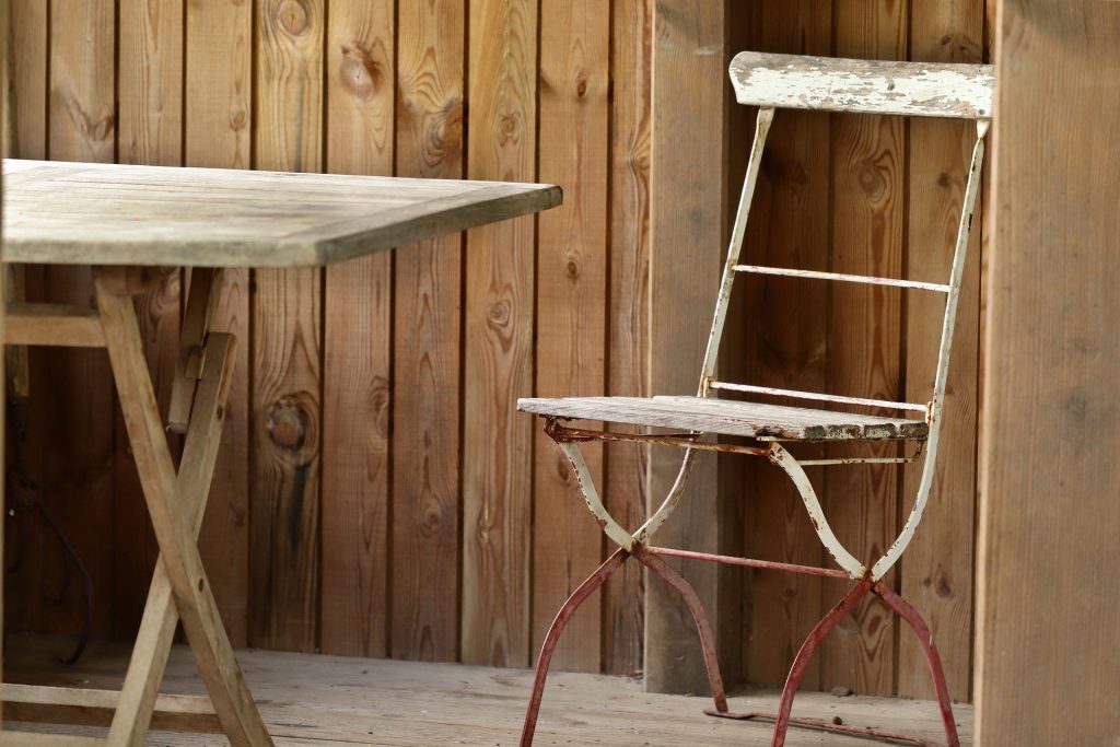 How to transform old garden furniture and make it look new