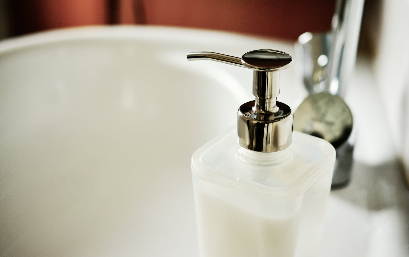 Top Tips for Deep Cleaning a Bathroom